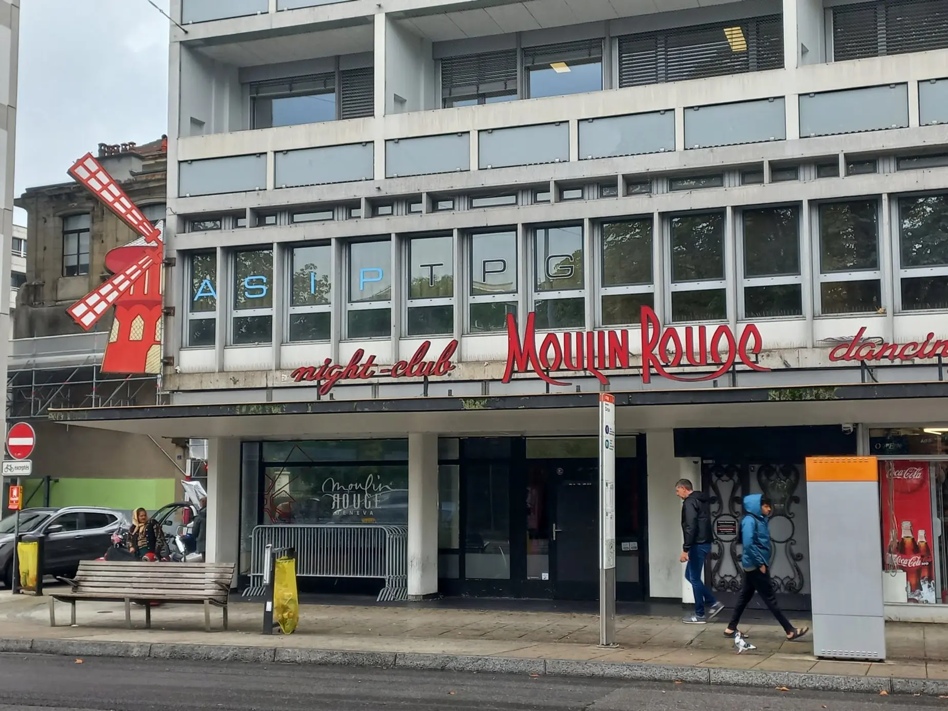 MOULIN ROUGE