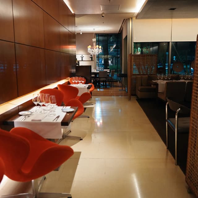 Red Resto & Lounge